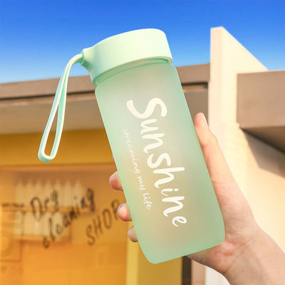 Estilo de design minimalista 600ml Taça de plástico portátil Logotipo personalizado aceitável para o exterior