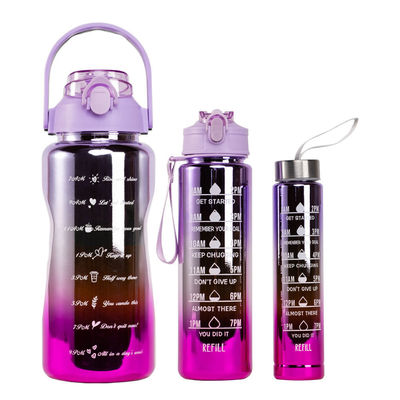 Conjunto de garrafas de água de plástico com marcador de tempo alcançar seus objetivos de fitness