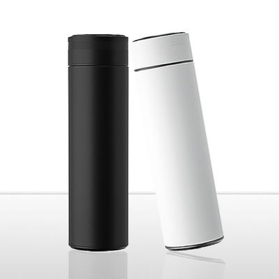 Garrafa de água portátil isolada reciclada com lembrete de beber água com infusor de chá
