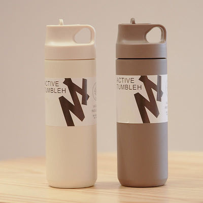 Garrafa de água de vácuo de parede dupla 550 ml Garrafas esportivas isoladas com alça