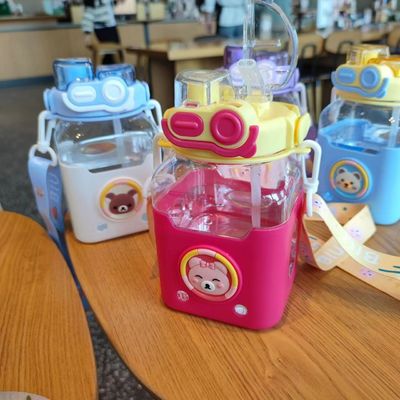 Garrafa de água de plástico para estudantes com alça e alça de ombro 980ml desenho animado