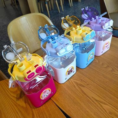 Garrafa de água de plástico para estudantes com alça e alça de ombro 980ml desenho animado