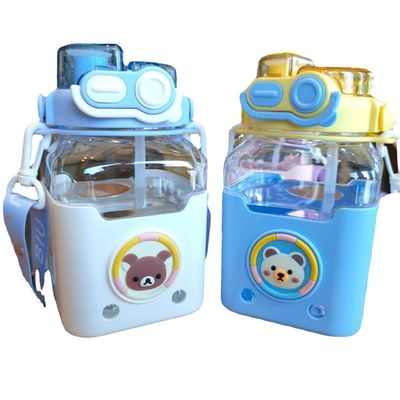 Cartoon Copo de palha quadrado para crianças Grande capacidade 980ml Portátil com correia de transporte