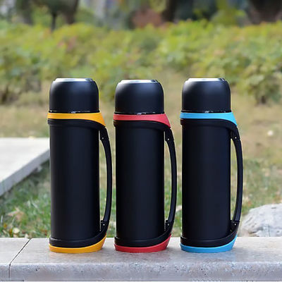 Desenho Desportivo Grande Capacidade 2QT 64oz Botella Isolada a Vácuo Com Copo Para Bebidas Quentes