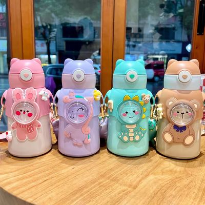 Bebida direta Grande capacidade Carrinho Cartoon Urso Coelho Garrafa de água de plástico com palha