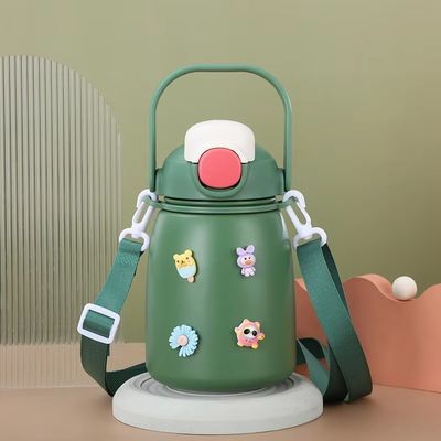 Garrafa de água de aço inoxidável isolada de 800 ml de capacidade com tampa flip-top livre de BPA com palha