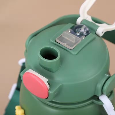 Garrafa de água de aço inoxidável isolada de 800 ml de capacidade com tampa flip-top livre de BPA com palha