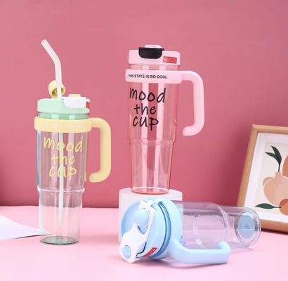 Companheiro de viagem e desporto ao ar livre para raparigas Copo de água de plástico de 900 ml com função de pulverização