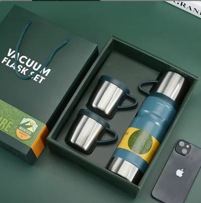 Conjunto de presentes personalizados de negócios cinza claro 680ml garrafa de água isolada de parede dupla 304 aço inoxidável frasco térmico de vácuo com 2 xícaras