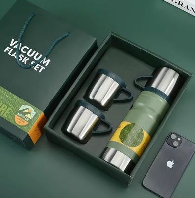 Conjunto de presentes personalizados de negócios cinza claro 680ml garrafa de água isolada de parede dupla 304 aço inoxidável frasco térmico de vácuo com 2 xícaras
