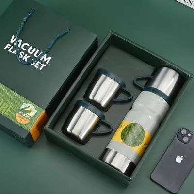Conjunto de presentes personalizados de negócios cinza claro 680ml garrafa de água isolada de parede dupla 304 aço inoxidável frasco térmico de vácuo com 2 xícaras