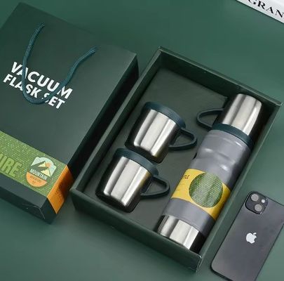 Conjunto de presentes personalizados de negócios cinza claro 680ml garrafa de água isolada de parede dupla 304 aço inoxidável frasco térmico de vácuo com 2 xícaras