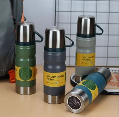 Conjunto de presentes personalizados de negócios cinza claro 680ml garrafa de água isolada de parede dupla 304 aço inoxidável frasco térmico de vácuo com 2 xícaras