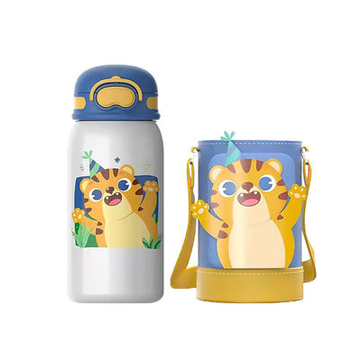 Mantenha-se hidratado em qualquer momento e em qualquer lugar com esta garrafa de água de 550 ml de grande capacidade