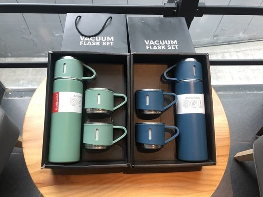 Garrafas de água isoladas com 2 copos Logotipo personalizado