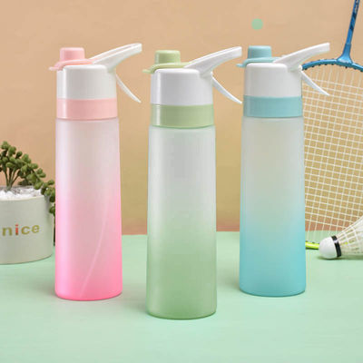 Venda direta de simples copos de água de plástico esportivo com capacidade de 750 ml