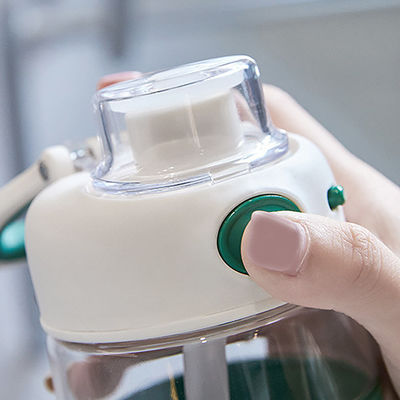 Garrafa de água personalizada com fechadura e palha mantém-te hidratado em qualquer lugar