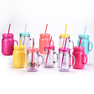 Copo de bebida de plástico unisex com tampa de alça e palha Capacidade 501-600ml Design portátil