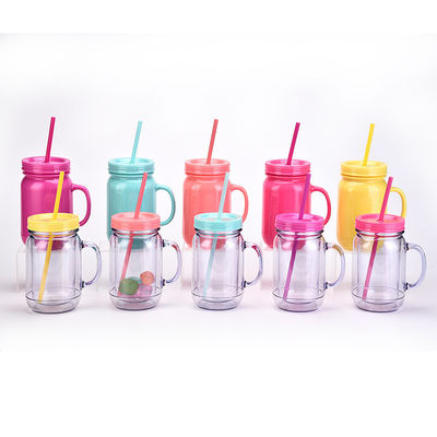 Copo de bebida de plástico unisex com tampa de alça e palha Capacidade 501-600ml Design portátil