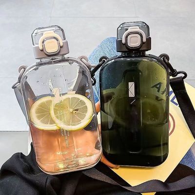 Garrafa de água de plástico de 750 ml com palha, o seu must-have para exercícios ao ar livre e fitness