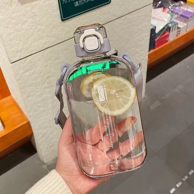 Garrafa de água de plástico de 750 ml com palha, o seu must-have para exercícios ao ar livre e fitness