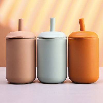 Novidade Cor de argila Moda para bebés Outdoor Drinkware Garrafa de água de silicone com palha