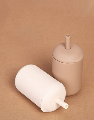 Novidade Cor de argila Moda para bebés Outdoor Drinkware Garrafa de água de silicone com palha