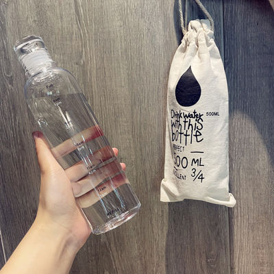 Garrafa de água de plástico de 500 ml com escala de tempo para fitness moderno e design reutilizável