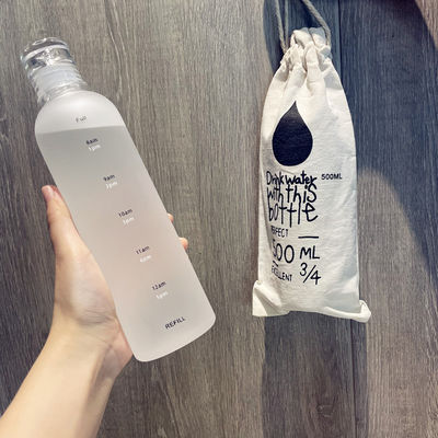 Garrafa de água de plástico de 500 ml com escala de tempo para fitness moderno e design reutilizável