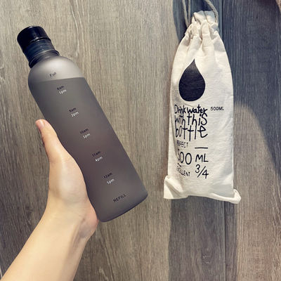 Garrafa de água de plástico de 500 ml com escala de tempo para fitness moderno e design reutilizável