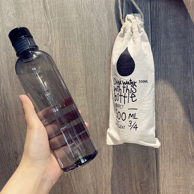 Garrafa de água de plástico de 500 ml com escala de tempo para fitness moderno e design reutilizável