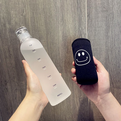 Garrafa de água de plástico de ginásio de 500 ml sustentável com escala de tempo à prova de vazamento e livre de BPA