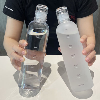 Garrafa de água de plástico de ginásio de 500 ml sustentável com escala de tempo à prova de vazamento e livre de BPA