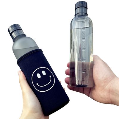 Garrafa de água de plástico de ginásio de 500 ml sustentável com escala de tempo à prova de vazamento e livre de BPA