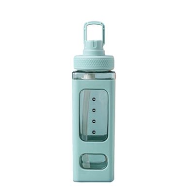 Garrafa de água de plástico quadrada de 700 ml equipada com revestimento anticorrosivo e palha