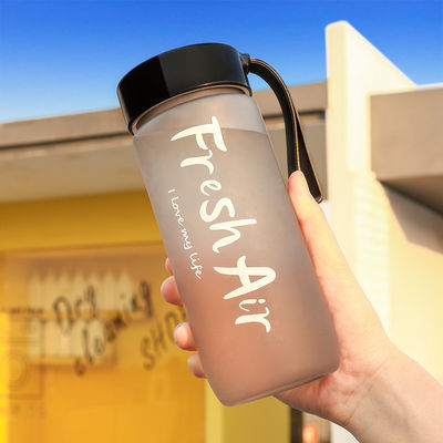 Estilo de design minimalista 600ml Taça de plástico portátil Logotipo personalizado aceitável para o exterior