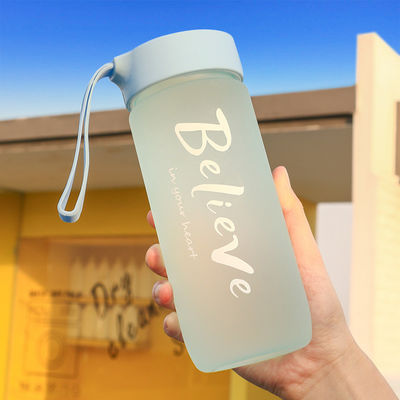 Estilo de design minimalista 600ml Taça de plástico portátil Logotipo personalizado aceitável para o exterior