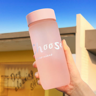 Estilo de design minimalista 600ml Taça de plástico portátil Logotipo personalizado aceitável para o exterior