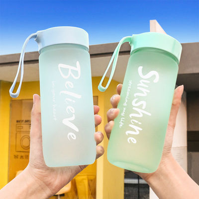 Estilo de design minimalista 600ml Taça de plástico portátil Logotipo personalizado aceitável para o exterior