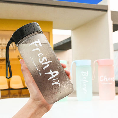 Estilo de design minimalista 600ml Taça de plástico portátil Logotipo personalizado aceitável para o exterior