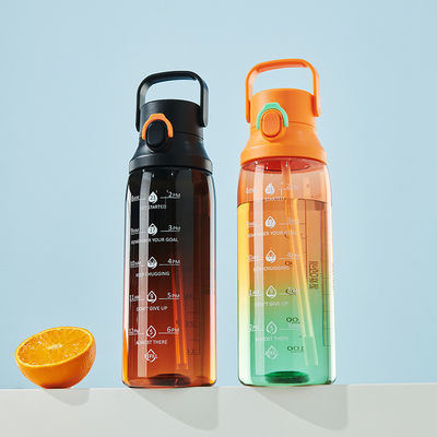 Garrafa de água de grande capacidade com mangueira e palha para esportes ao ar livre 750 ml