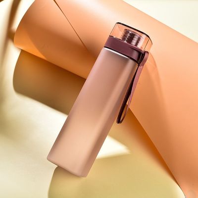 Desportos ao ar livre Portátil 550ml 700ml PC garrafa de água de plástico quadrado com cabo de manobra