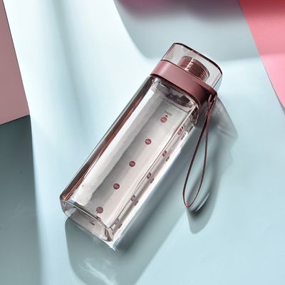 Desportos ao ar livre Portátil 550ml 700ml PC garrafa de água de plástico quadrado com cabo de manobra