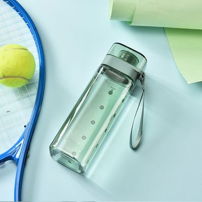 Desportos ao ar livre Portátil 550ml 700ml PC garrafa de água de plástico quadrado com cabo de manobra