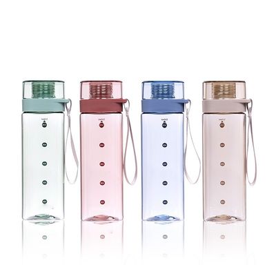 Desportos ao ar livre Portátil 550ml 700ml PC garrafa de água de plástico quadrado com cabo de manobra