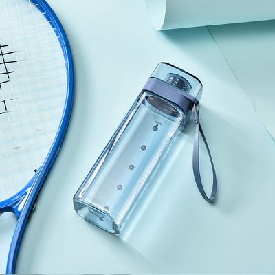 Viajar com estilo com logotipo personalizado em forma quadrada 550ml 700ml garrafa de bebida com corda