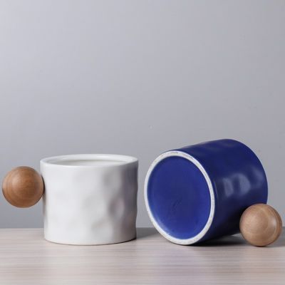 330ml Taça de café cerâmica azul e branco com alça esférica de madeira para presentes de negócios