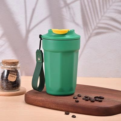 Taça de viagem com tampa e corda com corda