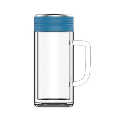 Copo de água isolado de vidro transparente de estilo clássico com alças e compartimentos de chá