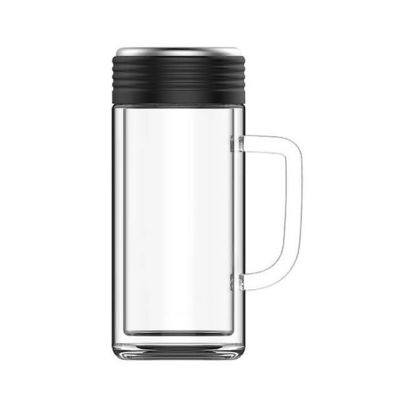 Copo de água isolado de vidro transparente de estilo clássico com alças e compartimentos de chá